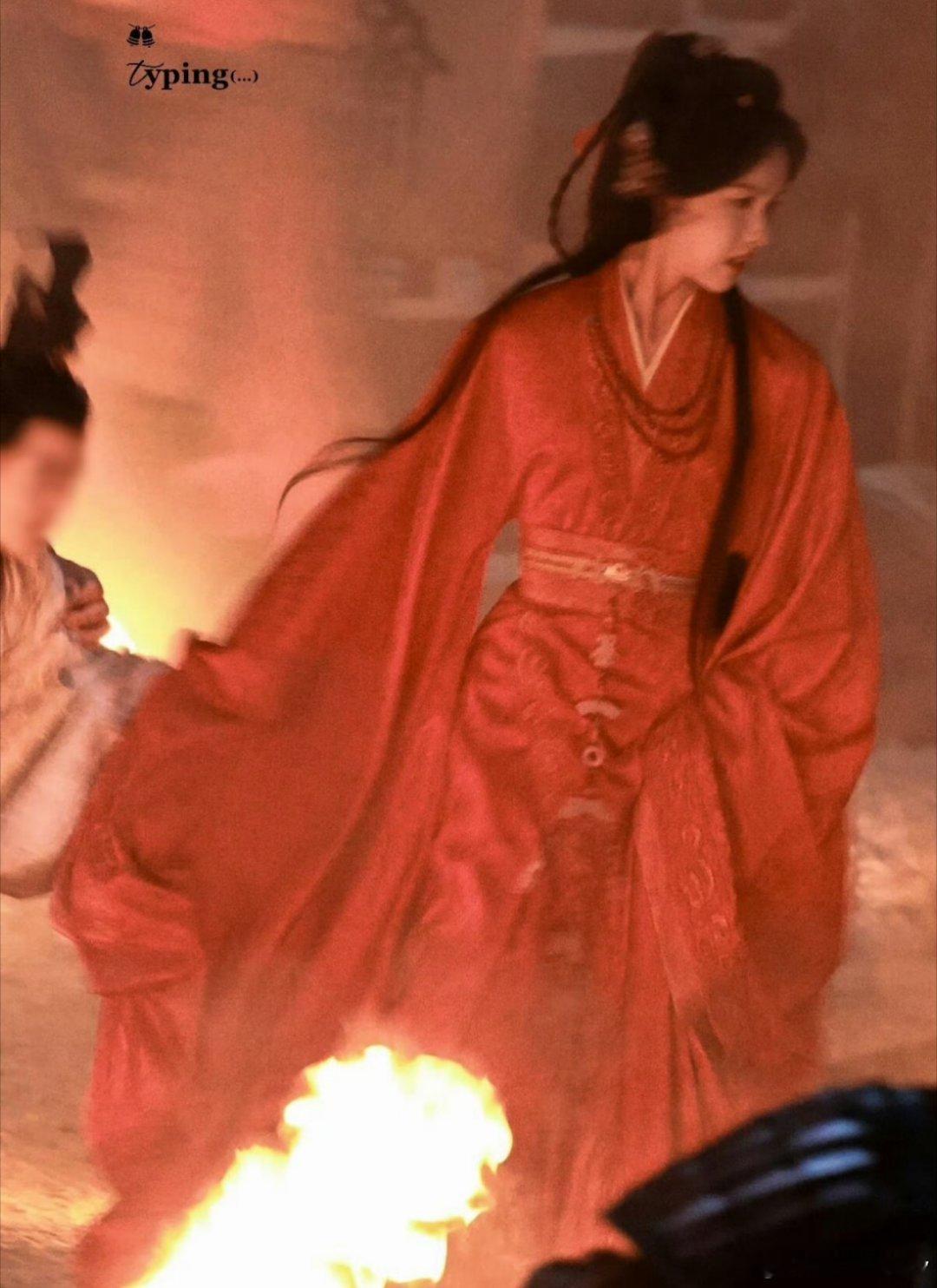 陈都灵公主夜奔嘟嘟不愧是天选古人，不刻意端着，仪态万方，这个路透水平可以直接
