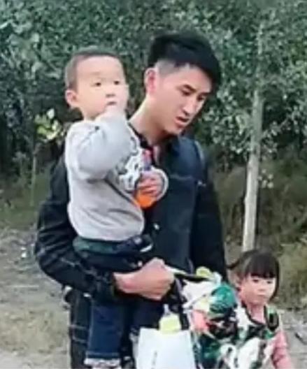 上海，一个36岁的男人，妻子不幸离世，留下他和一双年幼的儿女。一个大男人既当爹又