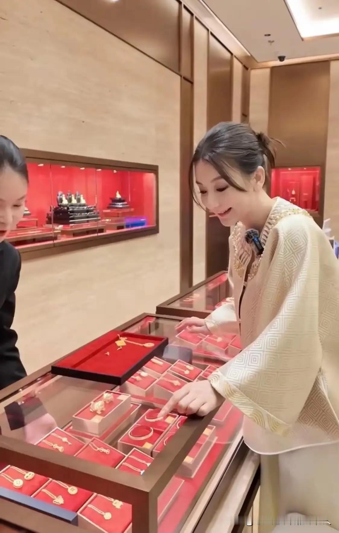 方媛这消费能力真是让人开了眼，在上海一口气扫了好几袋黄金，还给三胎女儿挑了个金螃