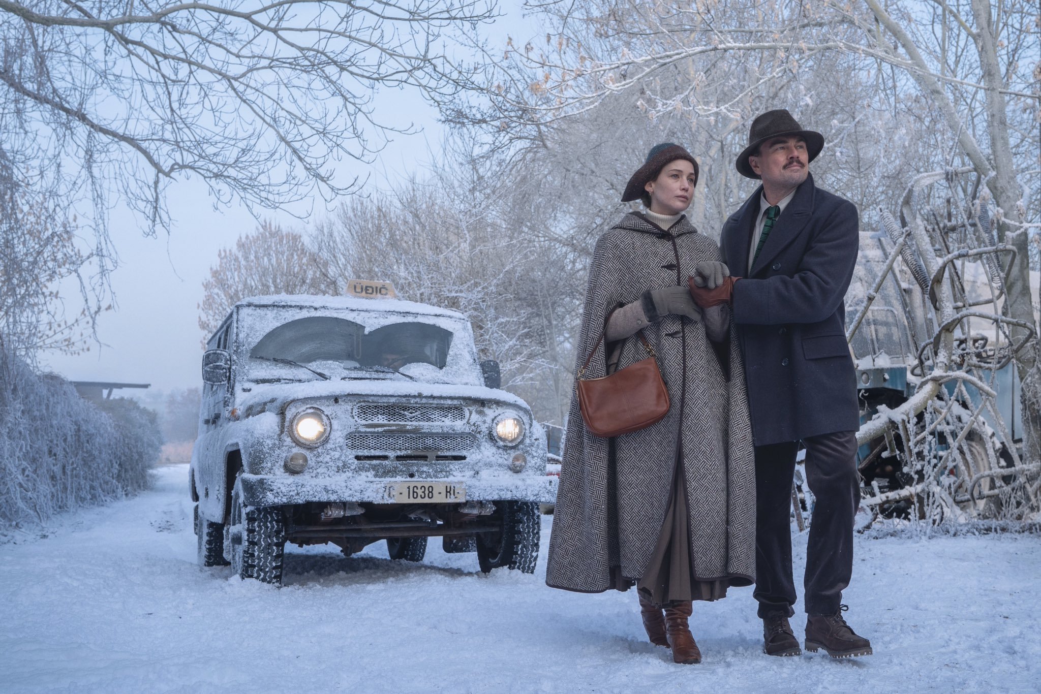 大表姐x小李子新片《夜的真相》首曝剧照🎥马丁·斯科塞斯执导，这是他与莱昂纳多