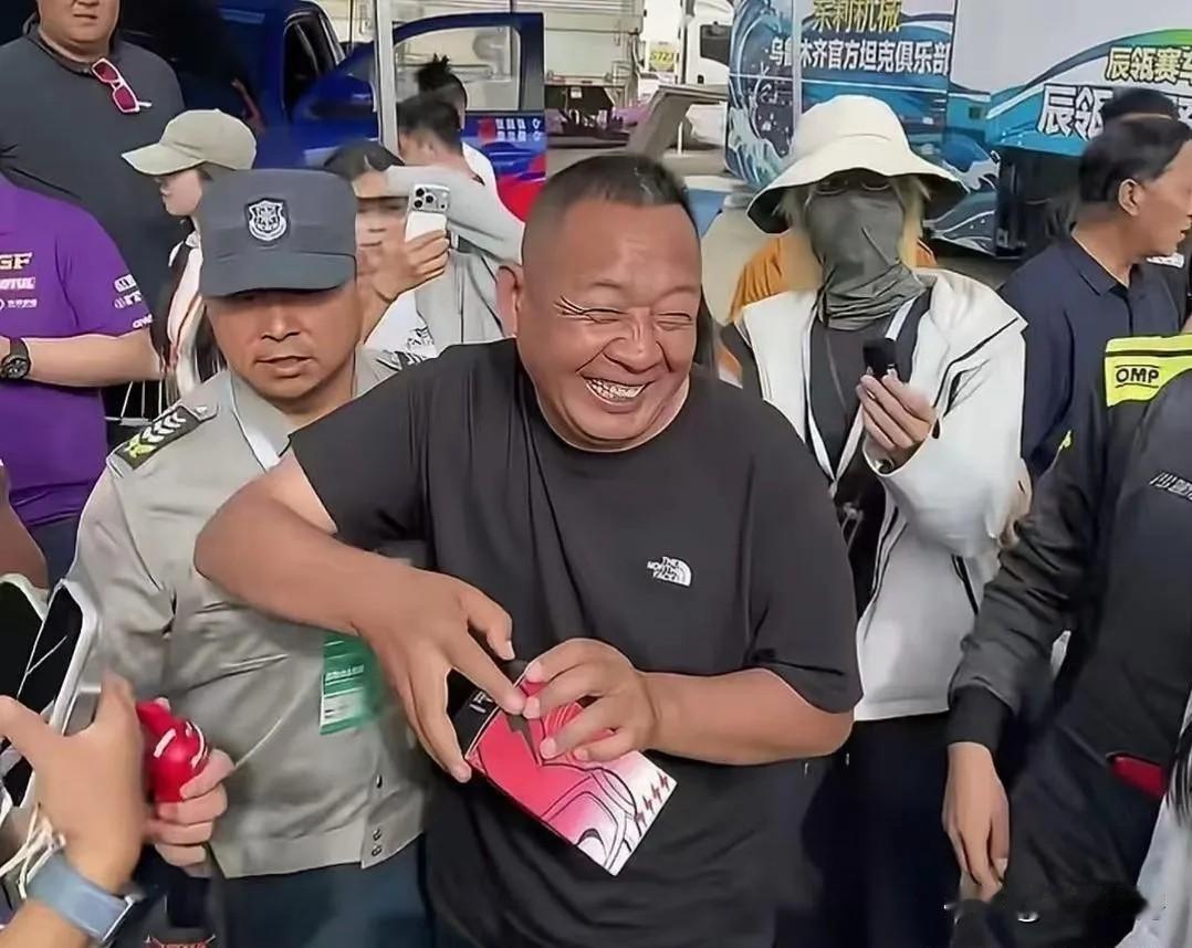 被于东来的回复圈粉！一句玩笑化解棘手问题，情商太高🔥要说接地气又风趣的