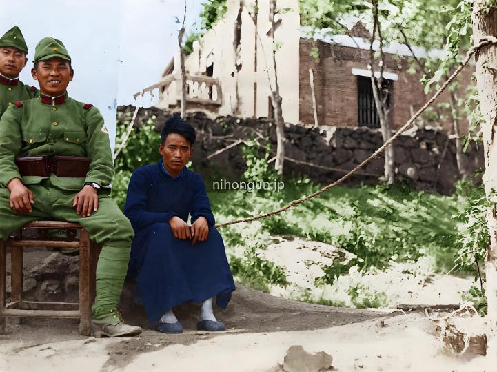 这张拍摄于1941年的照片，一名日本士兵身着军装，面带刻意的微笑，悠然落座于木椅