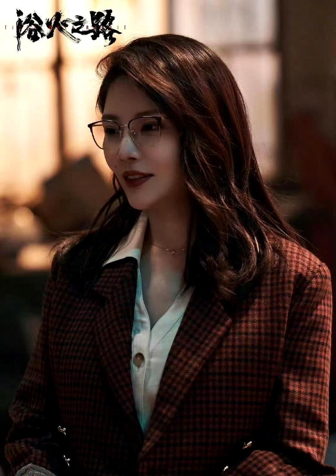 徐冬冬10年了还是喜欢笑徐冬冬用十年证明：爱笑的人永远年轻。十年前眉眼弯弯，十