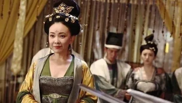762年，权相李辅国夜闯唐肃宗寝宫，将张皇后驱逐出宫。公元762年，暮春