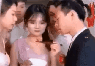 新娘闺蜜（真实的女友）不小心（故意）掉了汤圆，被曾经的男友（新郎）扇了一巴掌。新