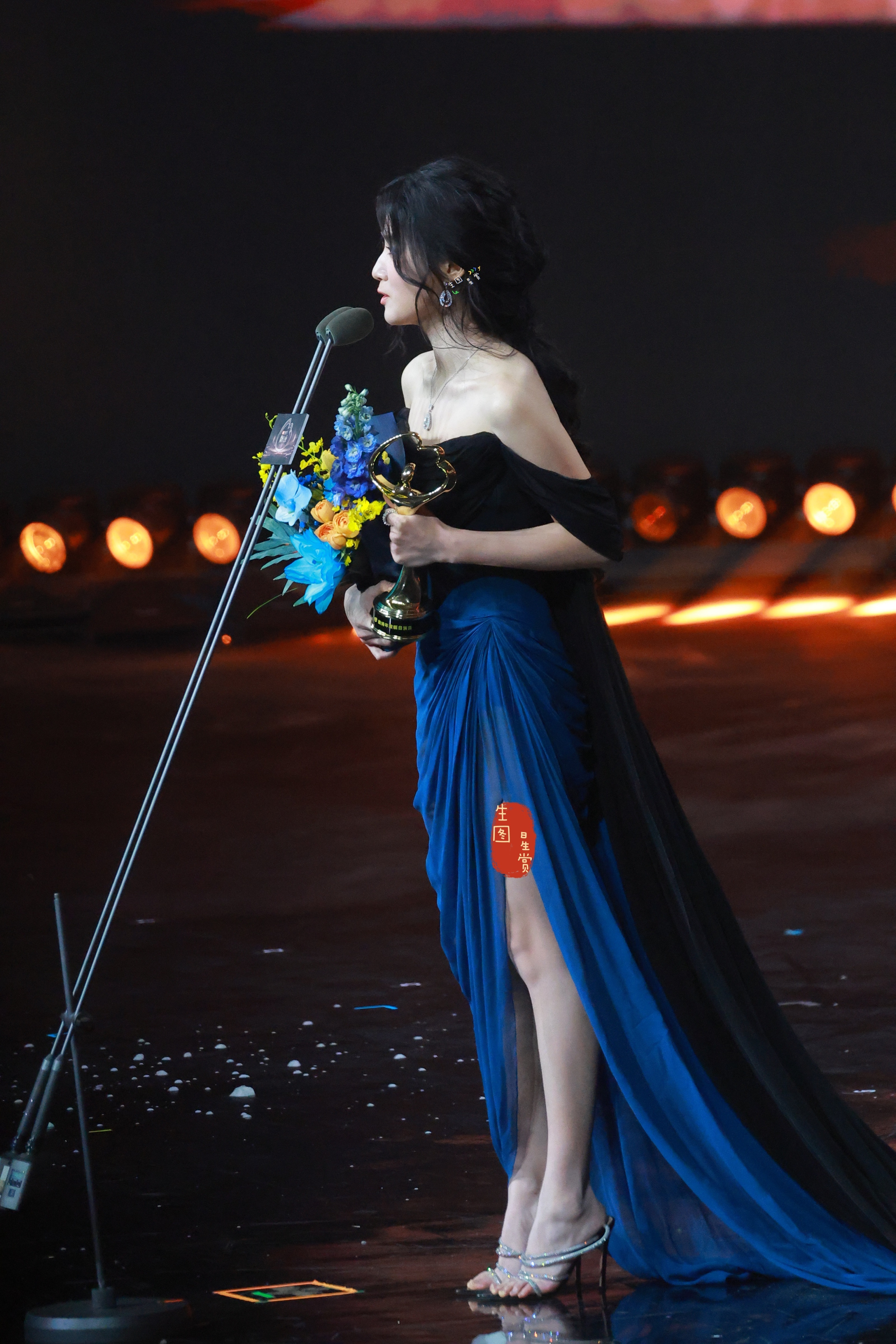 蓝玫瑰卢昱晓💙油画里走出来的公主耶🫧💋微博之夜卢昱晓人间反光板