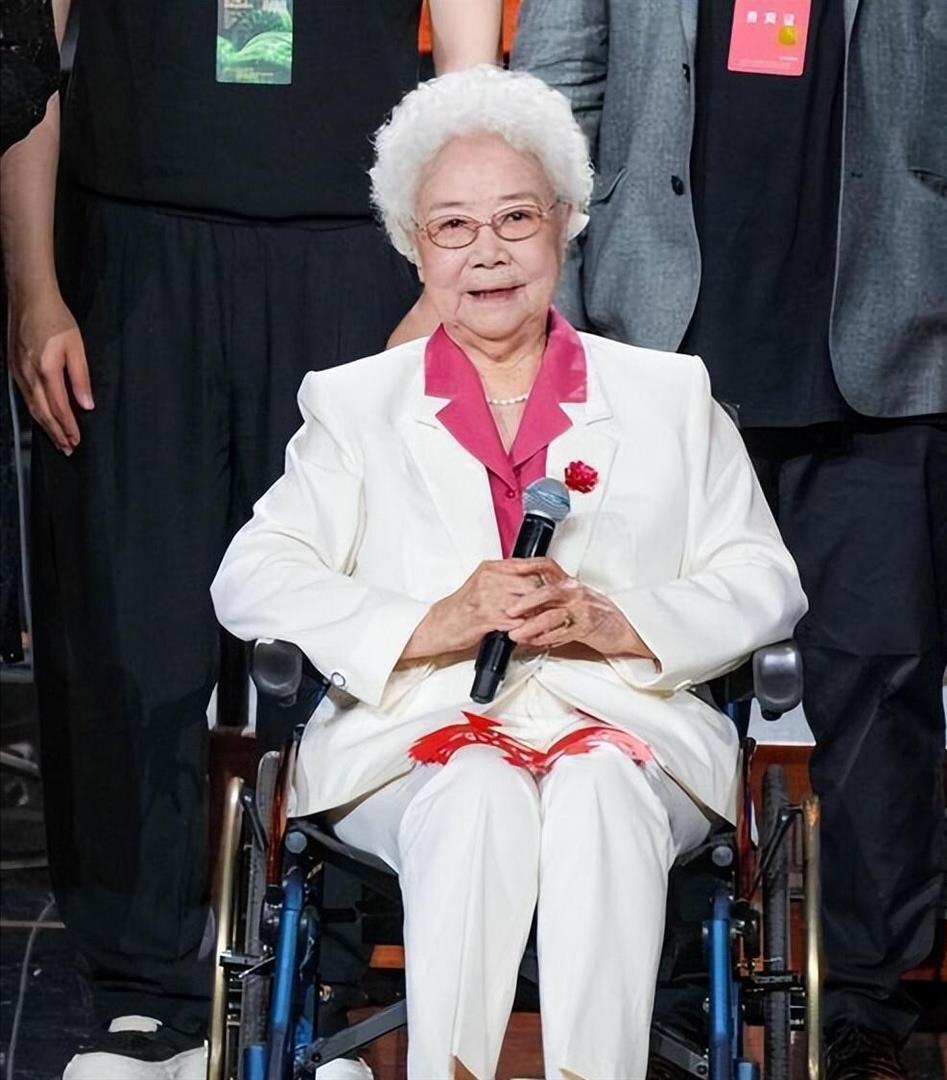 实在令人敬佩！身为正军级离休干部、享有三万多元月薪的人民艺术家田华，晚年生活朴素