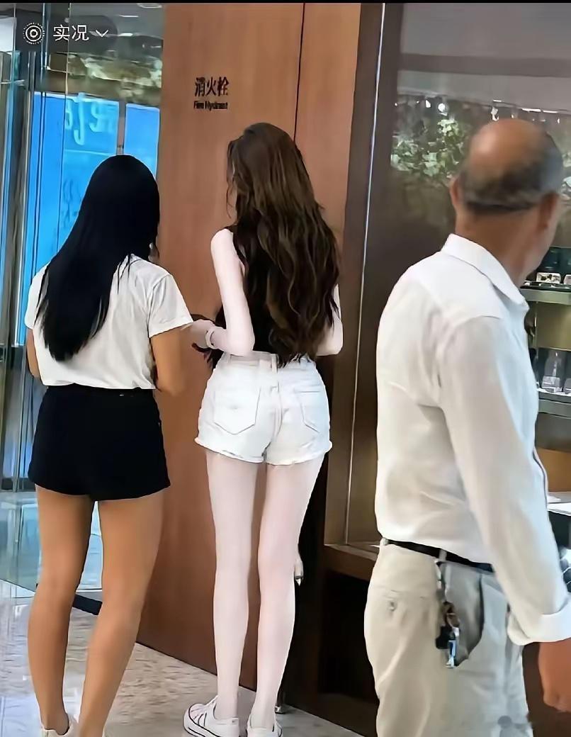 这皮肤也太白了，这会不会是涂什么了？