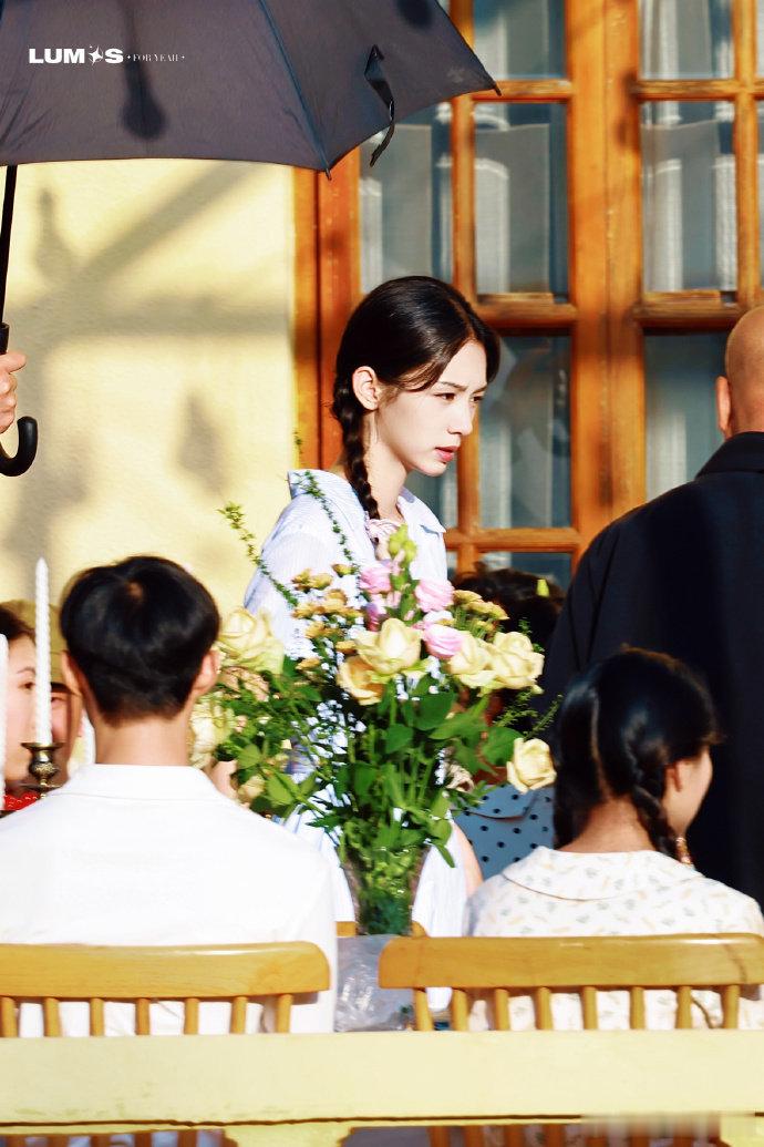 周也侧边麻花辫造型“还记得多年前和你手牵手我都害羞的不敢抬头”​​​