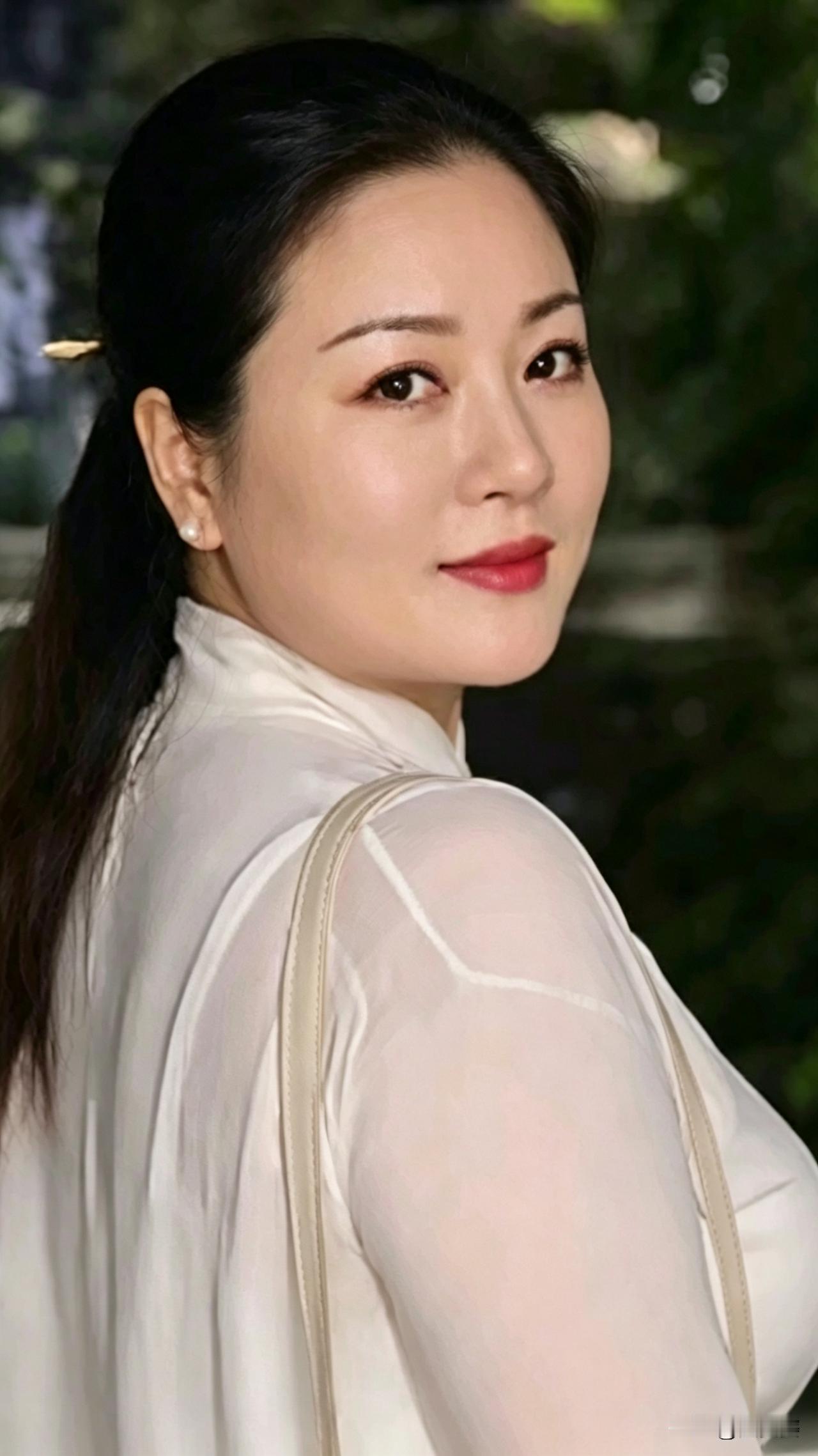 五十岁又怎么了眉眼温柔，自带底气成熟姐姐的魅力，哪有什么年龄限制呀