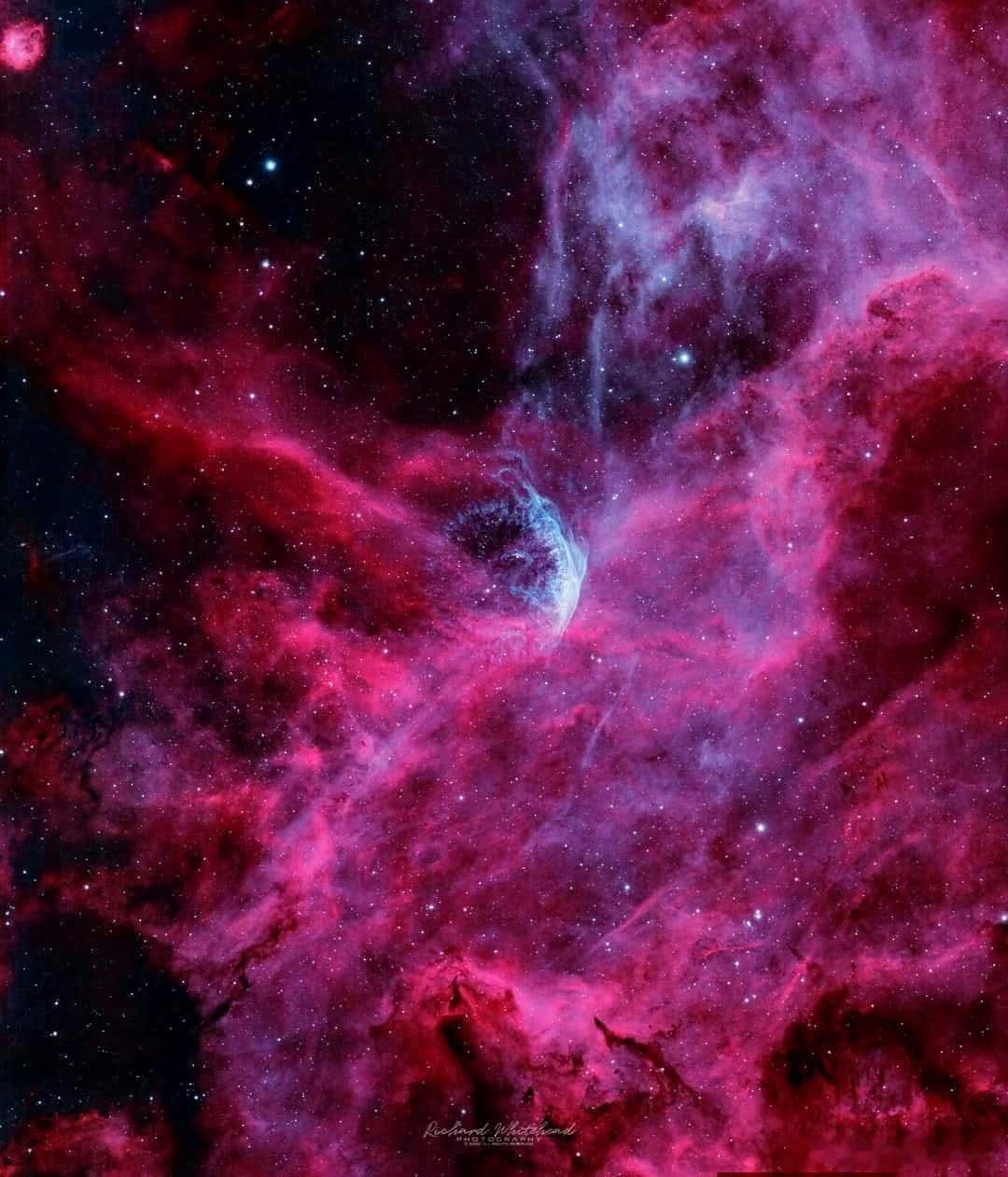 这幅令人叹为观止的图像揭示了在星座天鹅座中心展开的一幅宇宙杰作，由凶猛的沃尔夫-
