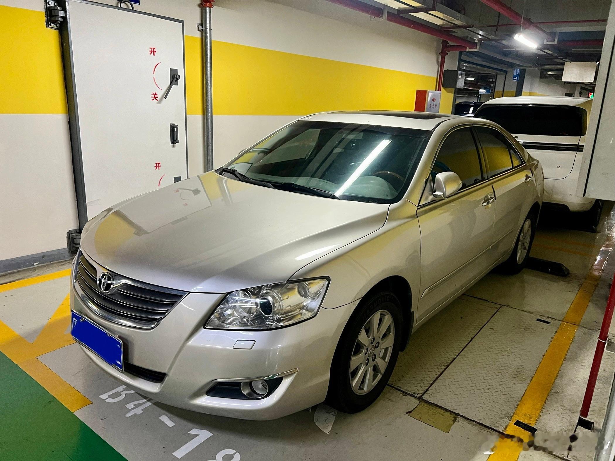 开了两天凯美瑞，其实说真的，平时开习惯了C级车和新车，这质感跟C级车还是有差距，