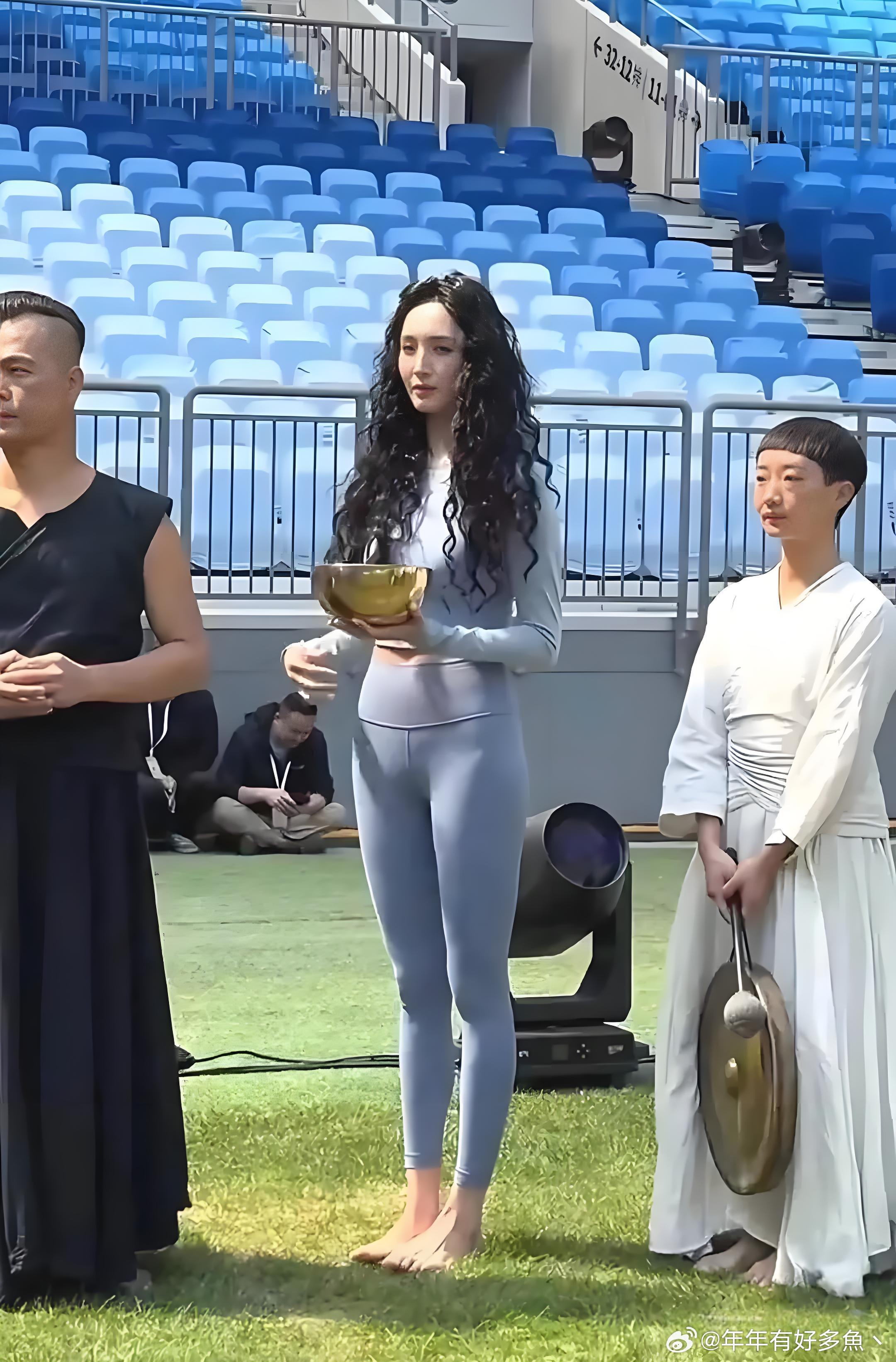 我滴个天！万万没想到啊！她本人比电视里还要漂亮，难怪那么多人喜欢她。