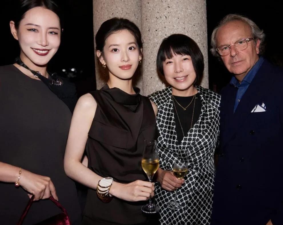 豪门与顶流的梦幻联动，TODS晚宴合照太绝当章泽天踏入TODS晚宴，整个场子瞬