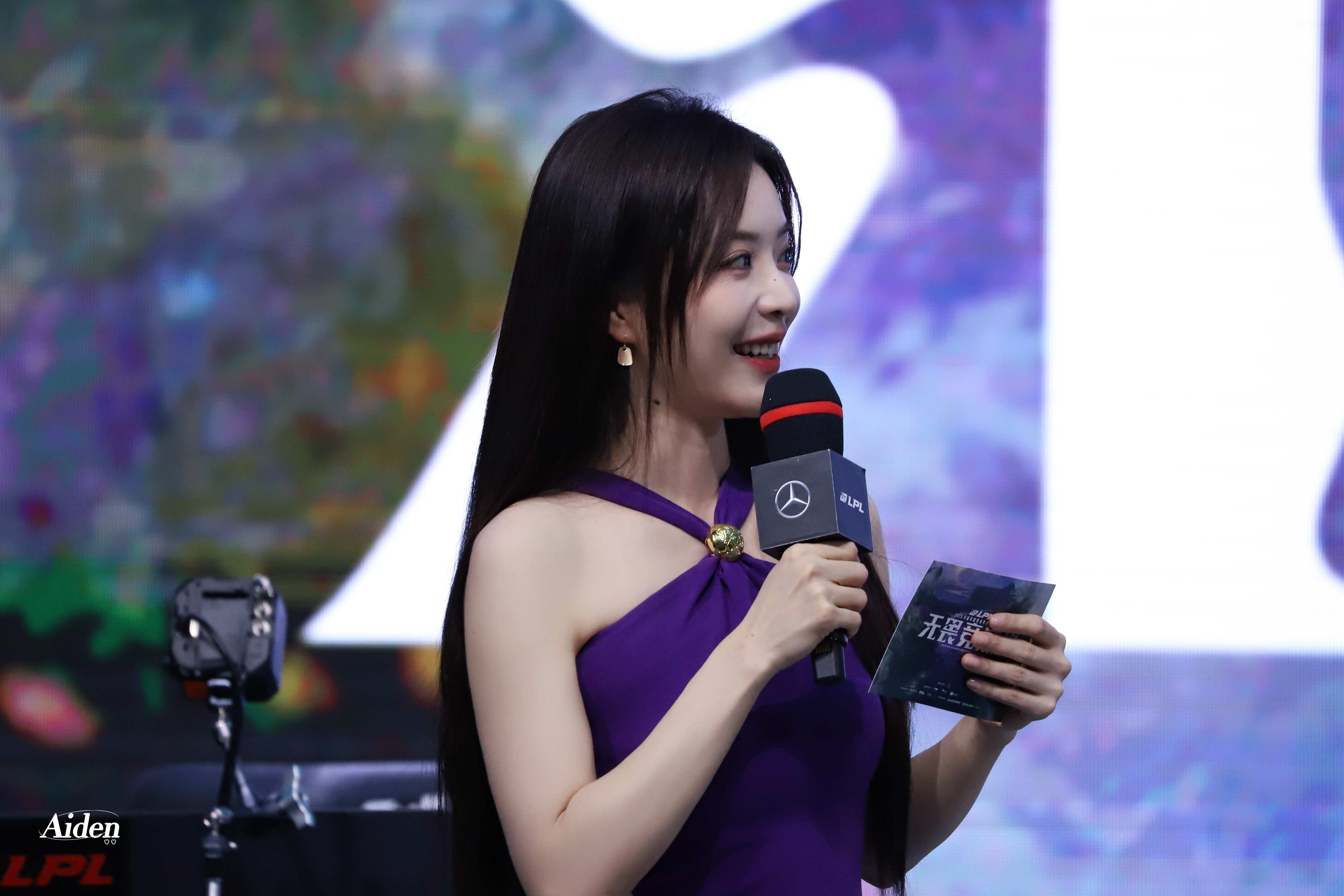 LPL主持人余霜LPL紫裙裹身，是藏不住的风情与锋芒。