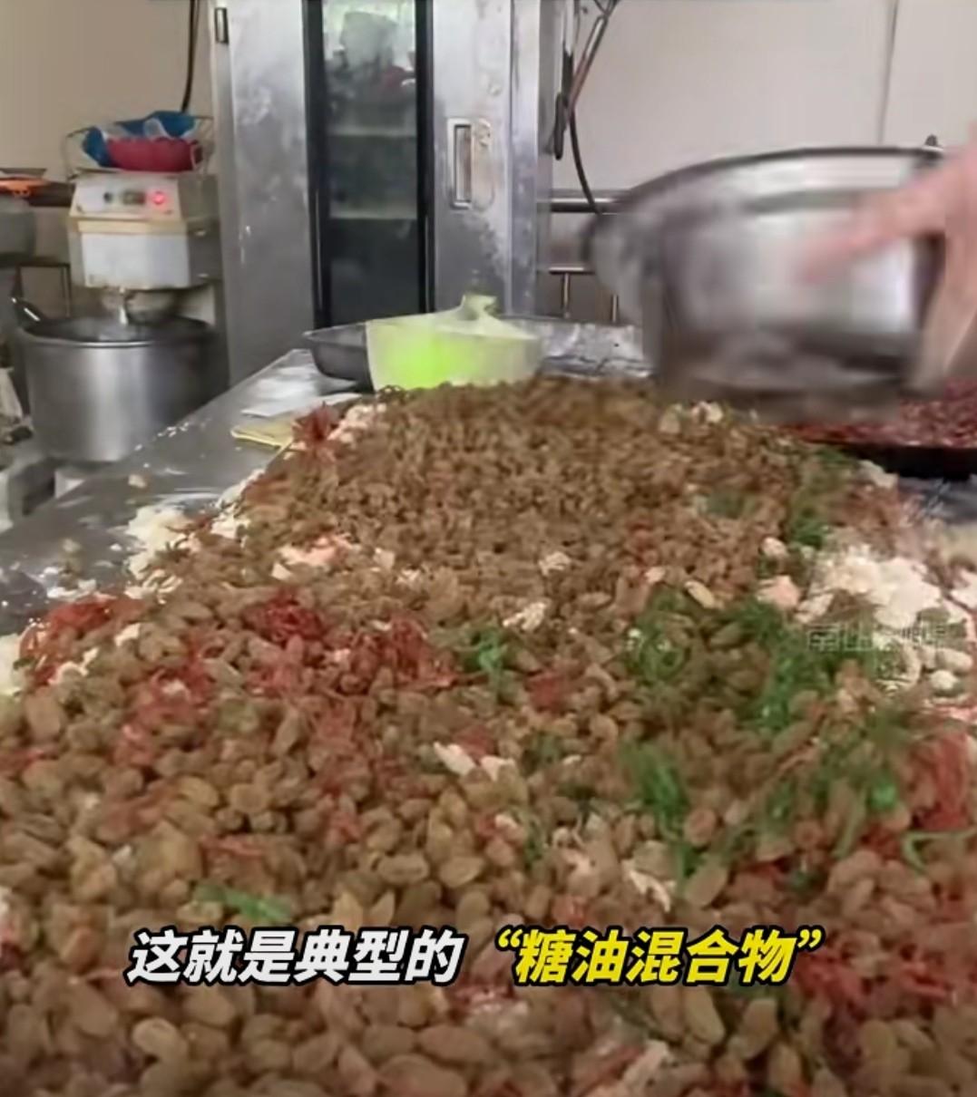 一块普通月饼摆上餐桌，看起来只是节日里的传统点心，背后却隐藏着复杂的制作工艺和高