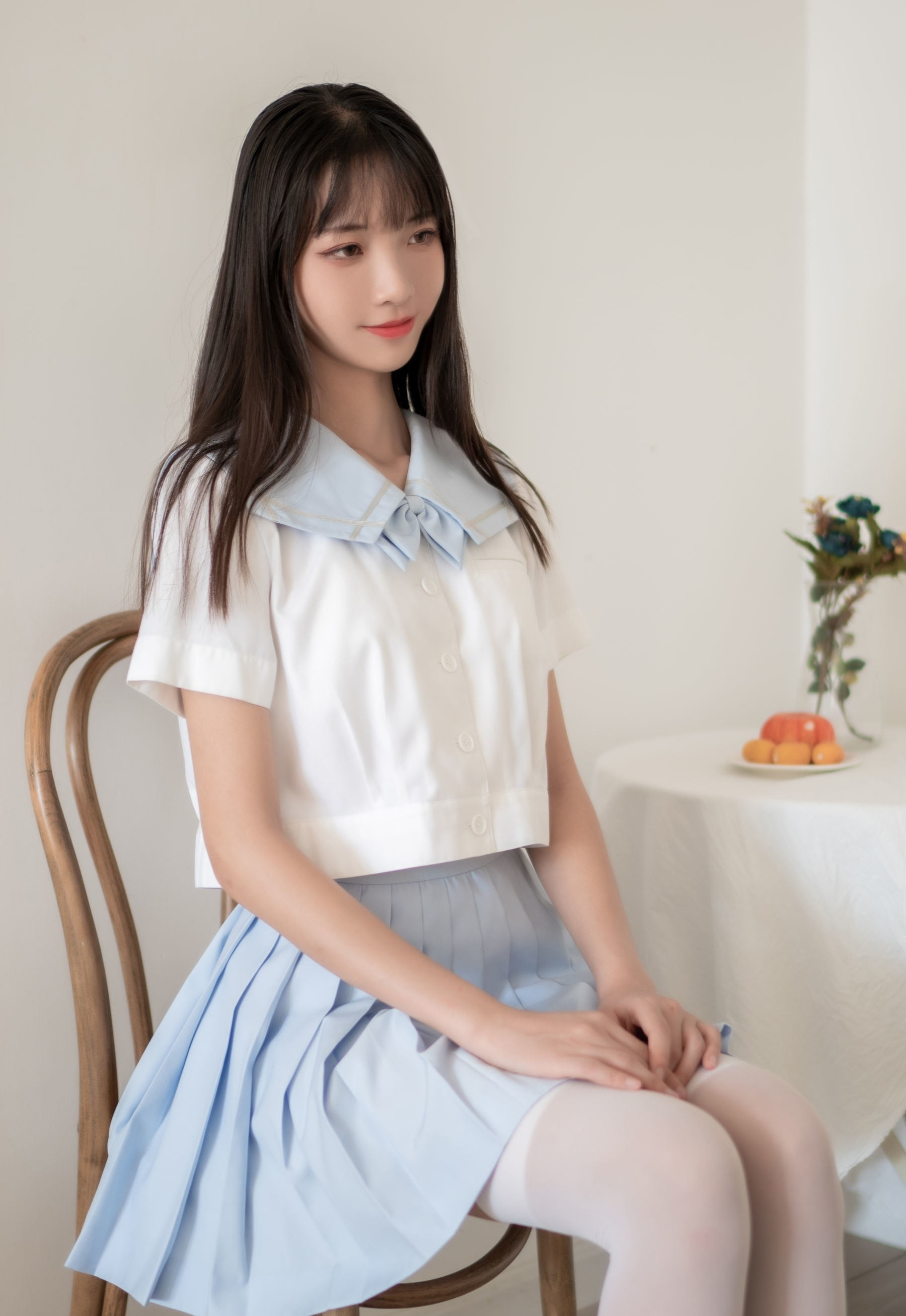 清新脱俗的学院风穿搭又来啦，夏日里想要清凉减龄选它准没错，白色的衬衫搭配淡蓝色的