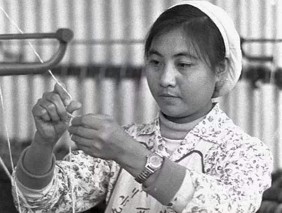 75年纺织女工吴桂贤被急召进京，周总理亲自接见：来当个副总理吧“你暂时别走，主