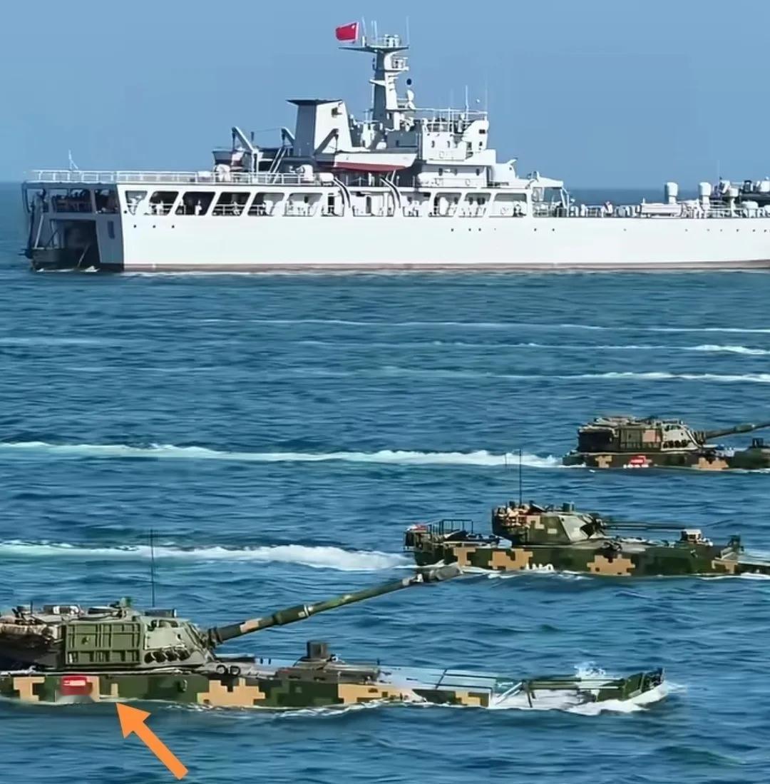 我军坦克陆上“猛虎”变“蛟龙”出舰入海劈浪花抢滩。