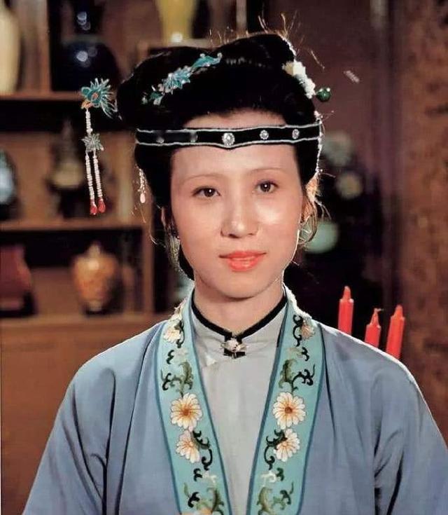 李纨带领宝玉和姐妹们到王熙凤屋里要诗社的经费，王熙凤笑话她当嫂子的小气，还与李纨