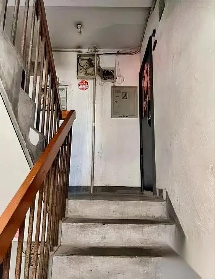 家人们谁懂!住了20年的步梯大三居,卖半年没动静。明明啥都好,就卡在哪俩