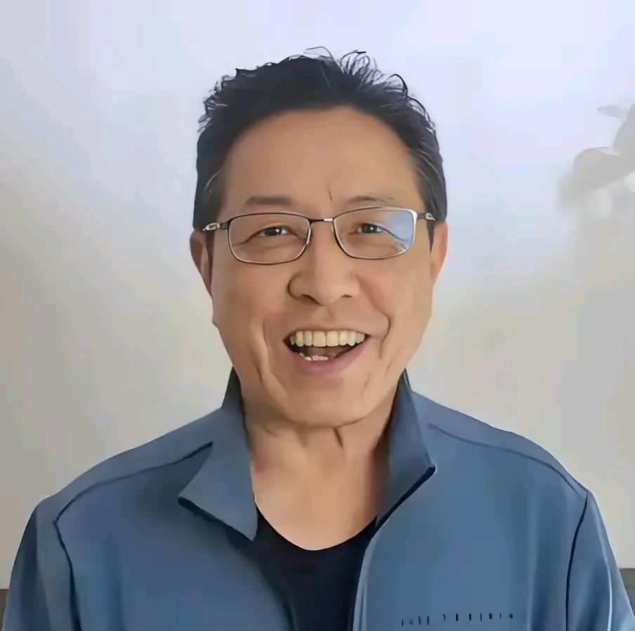 常门常宝丰直播点评侯耀华说：“当初四哥常宝华收侯耀华当大师兄没有错，首先说他岁数