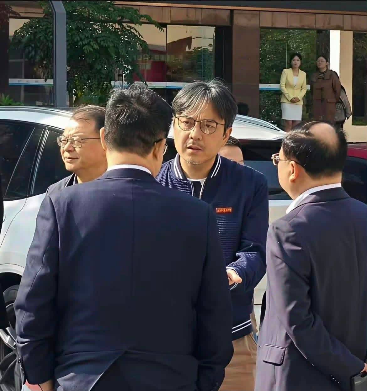 宇宙的尽头就是公务员，汪涵现在已经是副厅级高官了。确实有点领导作派了。