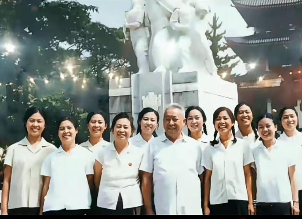 这是开国少将潘振武和妻子冯光晋、女儿们的真实合影，都看看吧，一家人的颜值都非常的