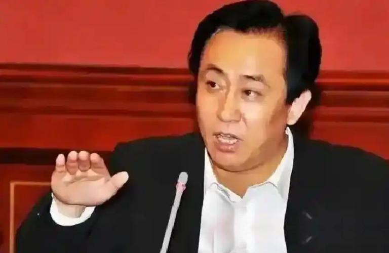 很多人在饭局上总爱聊一个八卦：要是当年许老板不嫌弃那三瓜两枣，一门心思去卖矿泉水