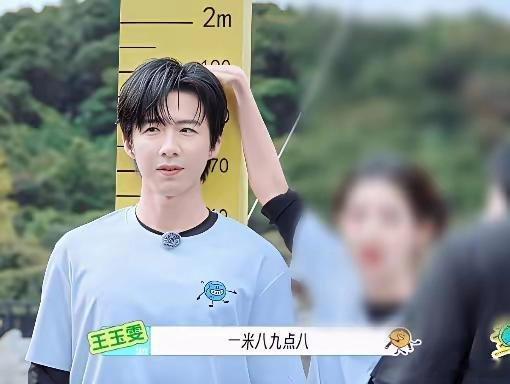 王玉雯：站直了，准备测身高。刘宇宁：一定帮我盯紧数值。王玉雯：结果出来，189.
