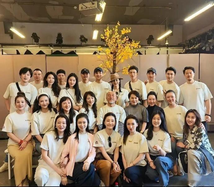 刘亦菲同学大聚会，别人都老了，她还那么年轻，跟吃了防腐剂似的​​​