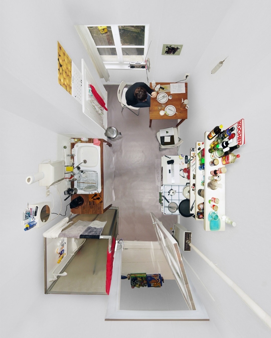 德国摄影师MennoAden的创作集《私人房间》，在房顶拍摄别人的私人房间。