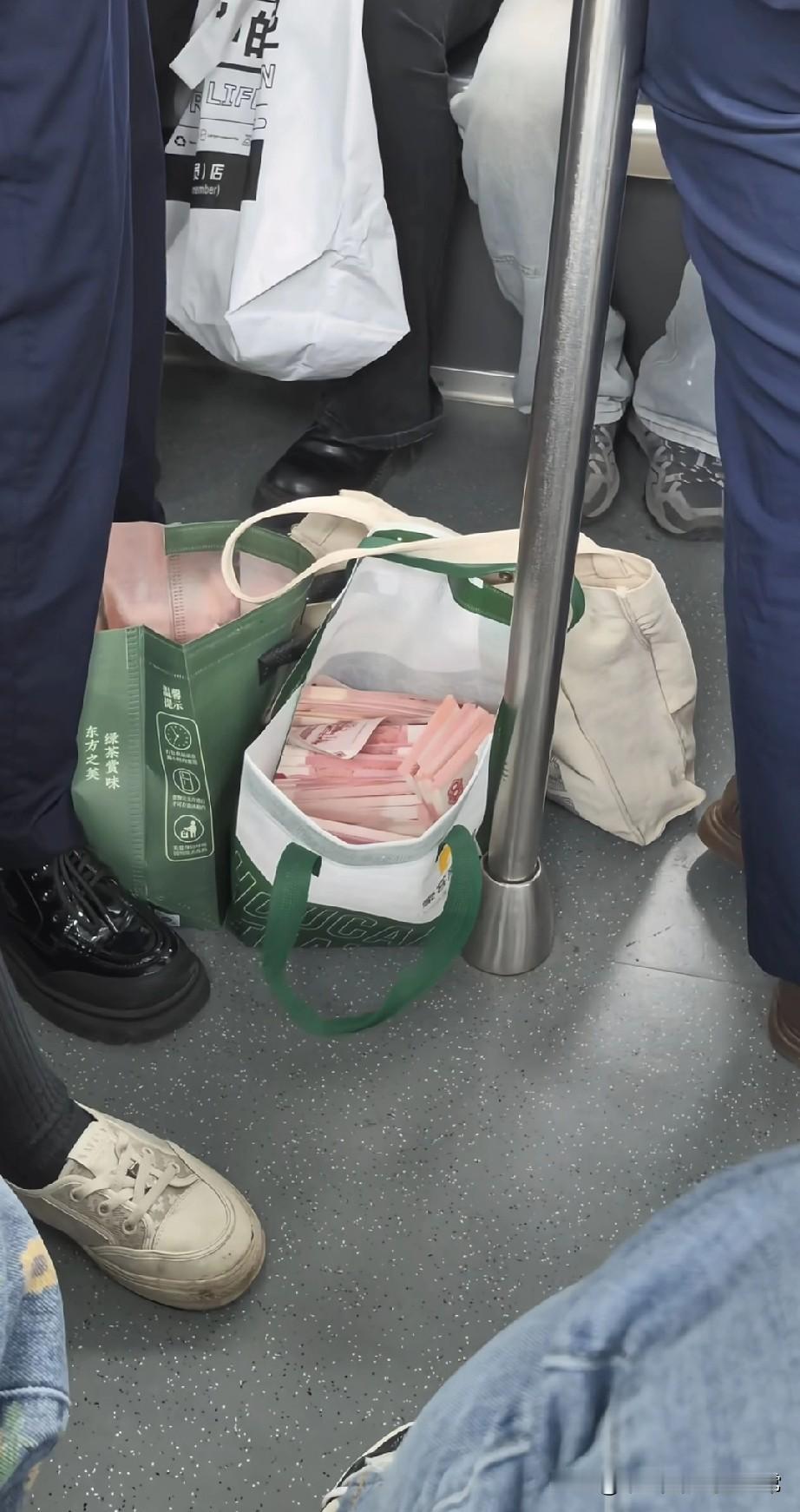 地铁百万现金，大爷凑上去眼睛都直了，看完差点笑喷！坐地铁碰到一袋子“百万现