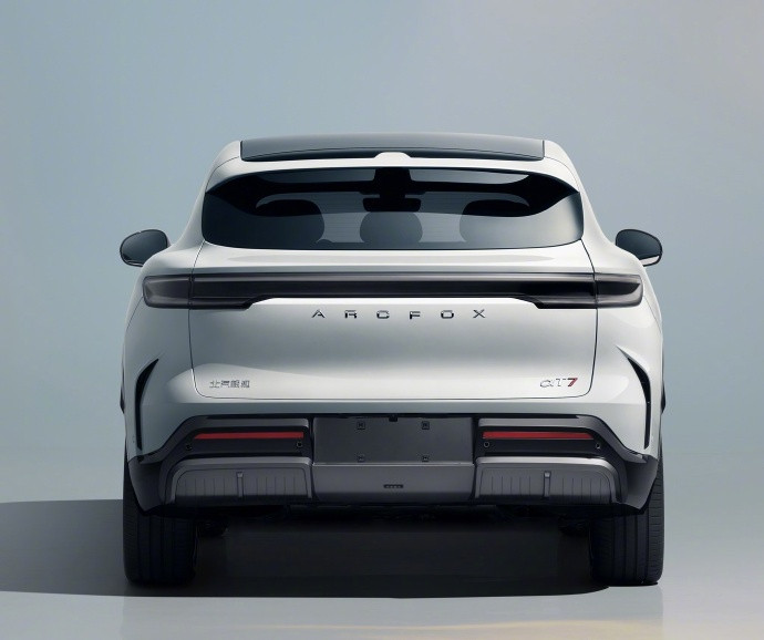 【北汽极狐全新中大型 SUV 阿尔法 T7 申报：轴距超 3 米，纯电...
