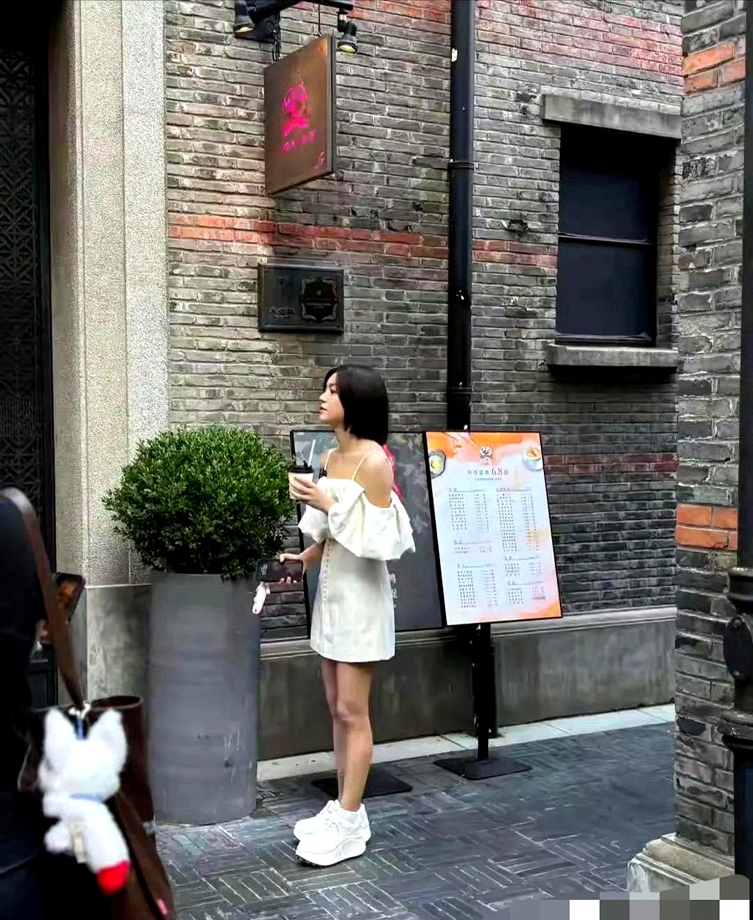 有网友在上海偶遇40岁的陈妍希，一身便服走在街头，皮肤白到发光，满脸都是胶原蛋白，瘦瘦小小的样子完全