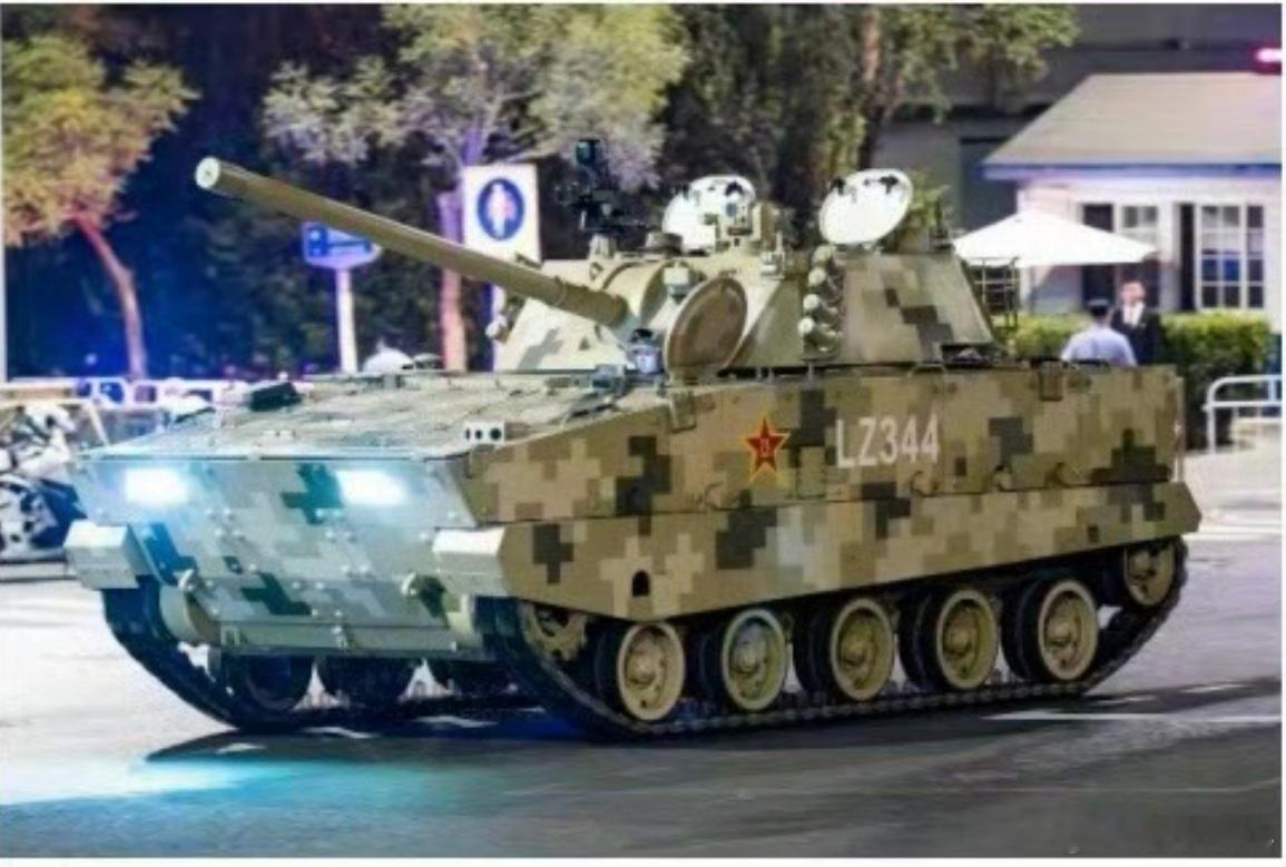 【新一代伞兵120mm自行迫榴炮】我国的新一代伞兵120mm自行迫榴炮，是一款专