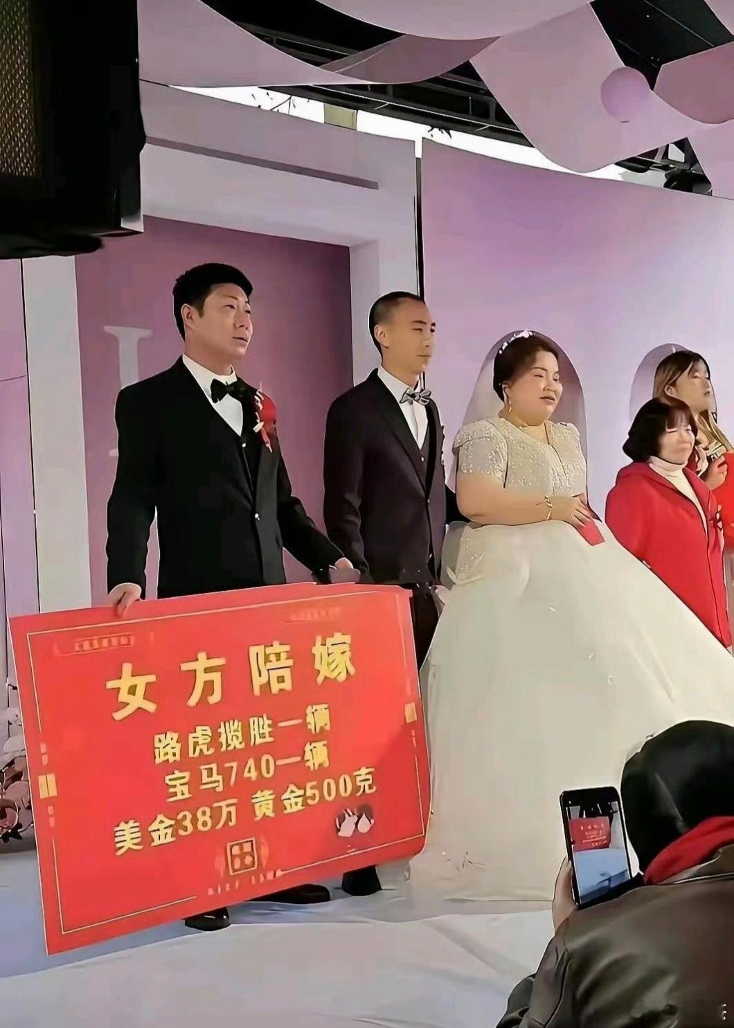 这两个男人都幸福，谁更幸福一点呢？