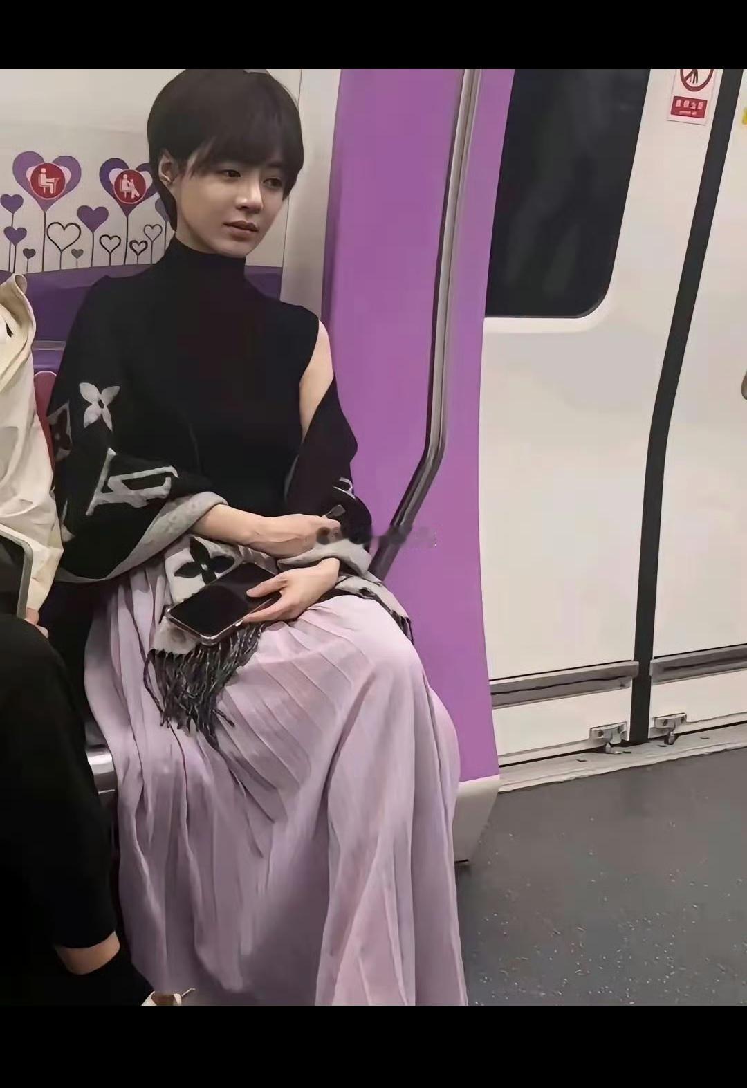 第一眼看过去还以为是欧豪的前任马姐呢，这也太像了吧！