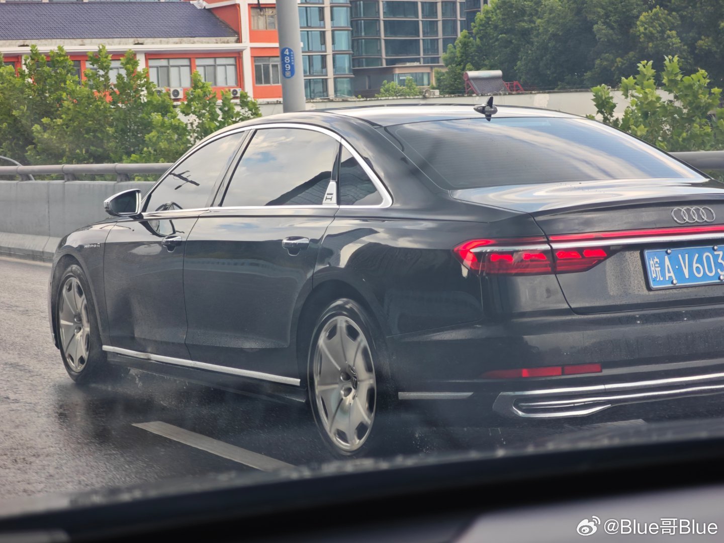 我大合肥的有钱人，现在是越来越低调了，这个车我之前只在巴黎见过，奥迪的霍希版[doge]​