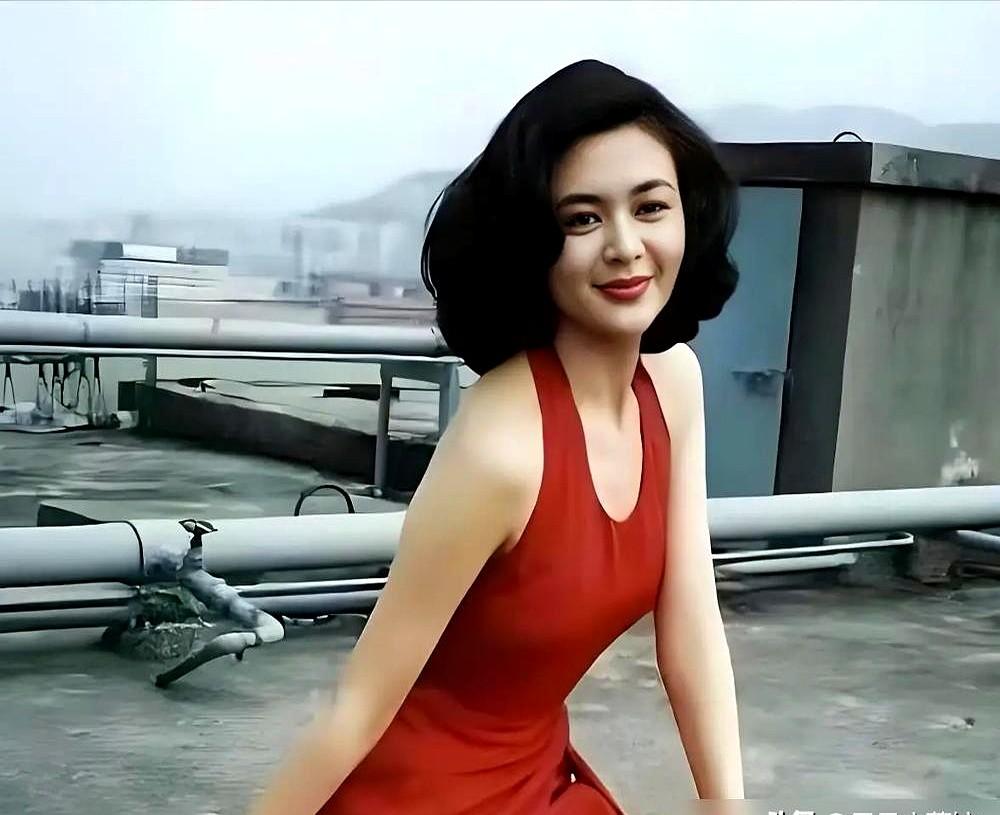 当年徐克要全素颜试镜十三姨，陈红输给了关之琳。这事放别人身上可能就认了，但陈