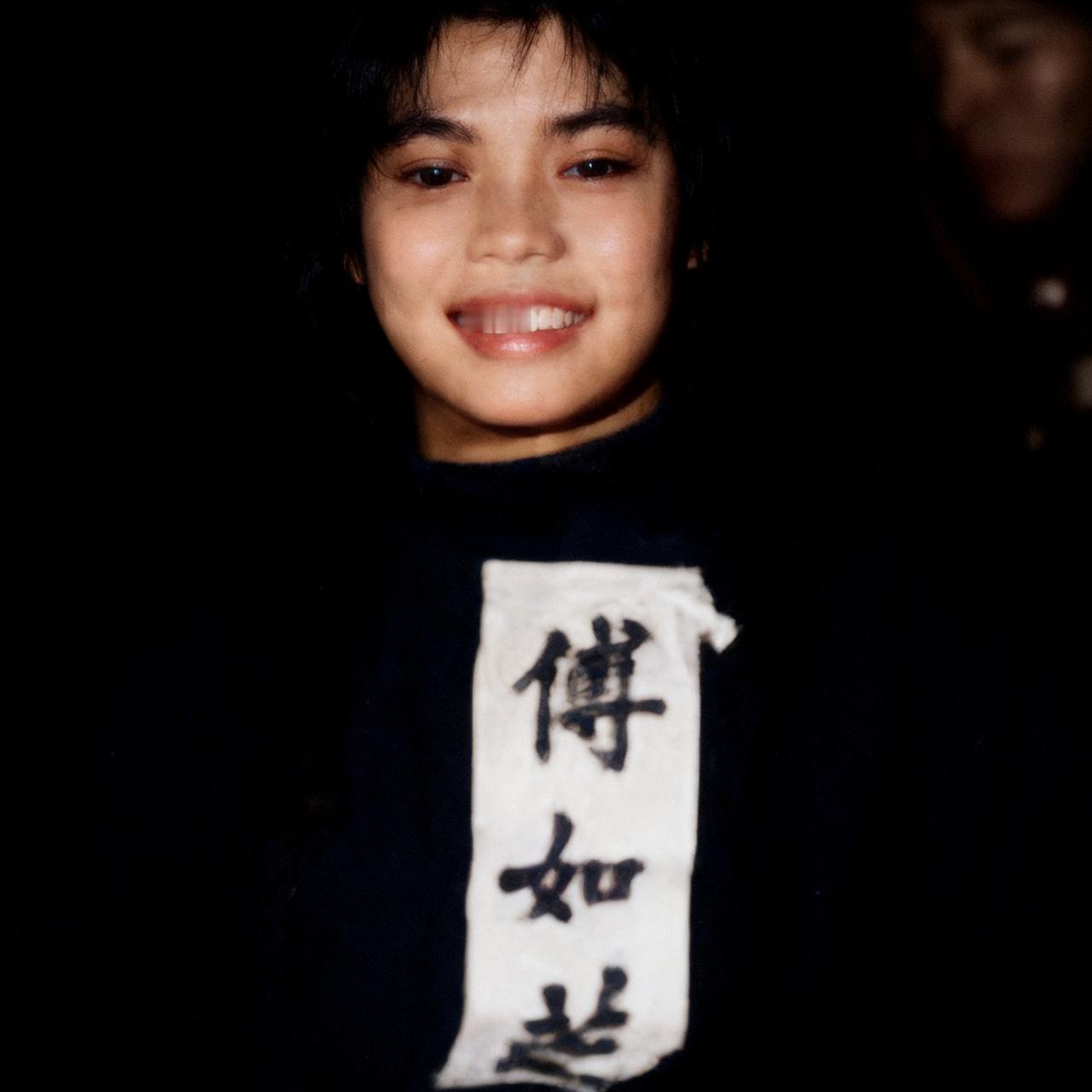 这不是剧照，而是1957年傅如芝烈士遇害前，一张罕见的留影，虽然是一个女孩子，但