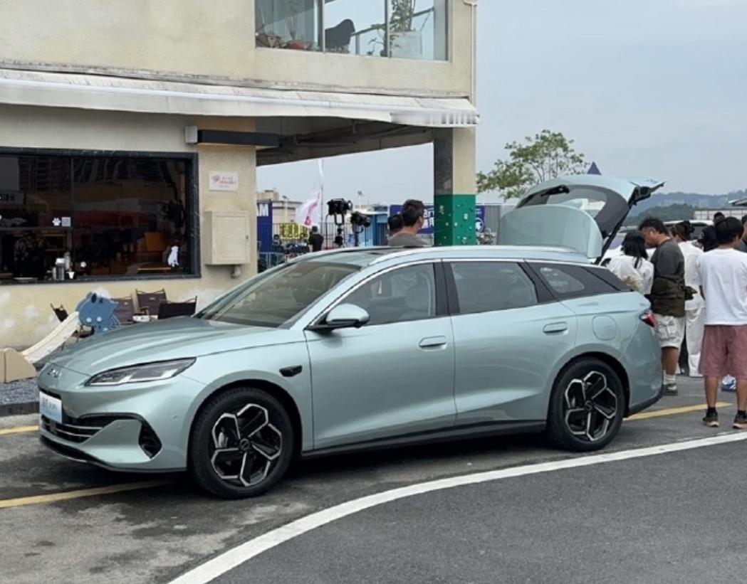 网友拍到的海豹06旅行车拍摄现场看起来确实是正经旅行车如果设计得再低一些的话那这