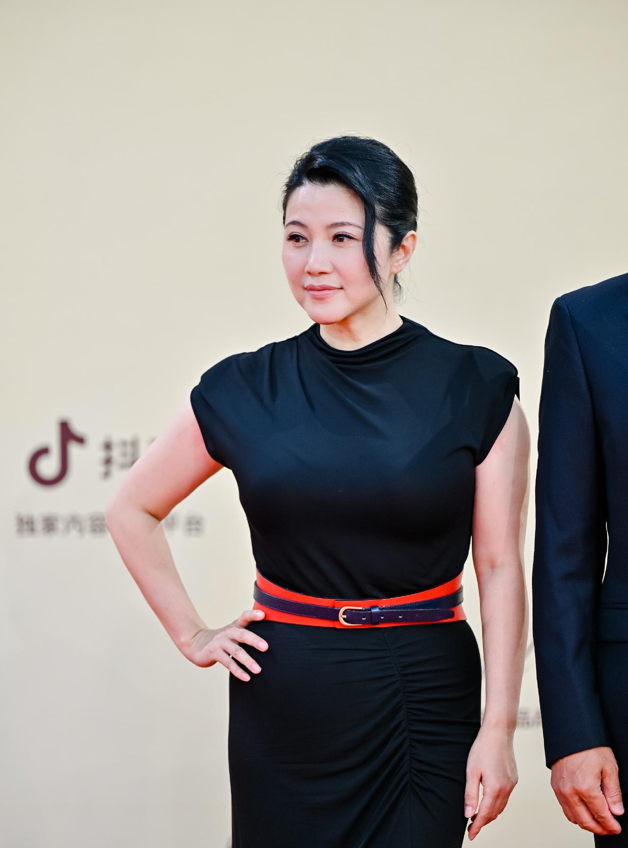 娱乐圈里居然有孔子弟子颜回的后人，胸比杨幂、巩俐还大…关键人家就算进入娱乐圈也是