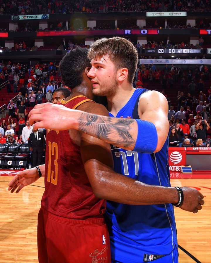 NBA现役球星球商排名。NBA现役球星，很多球商都很高，但我认为最高的是以下几位。1.约基奇，现役联
