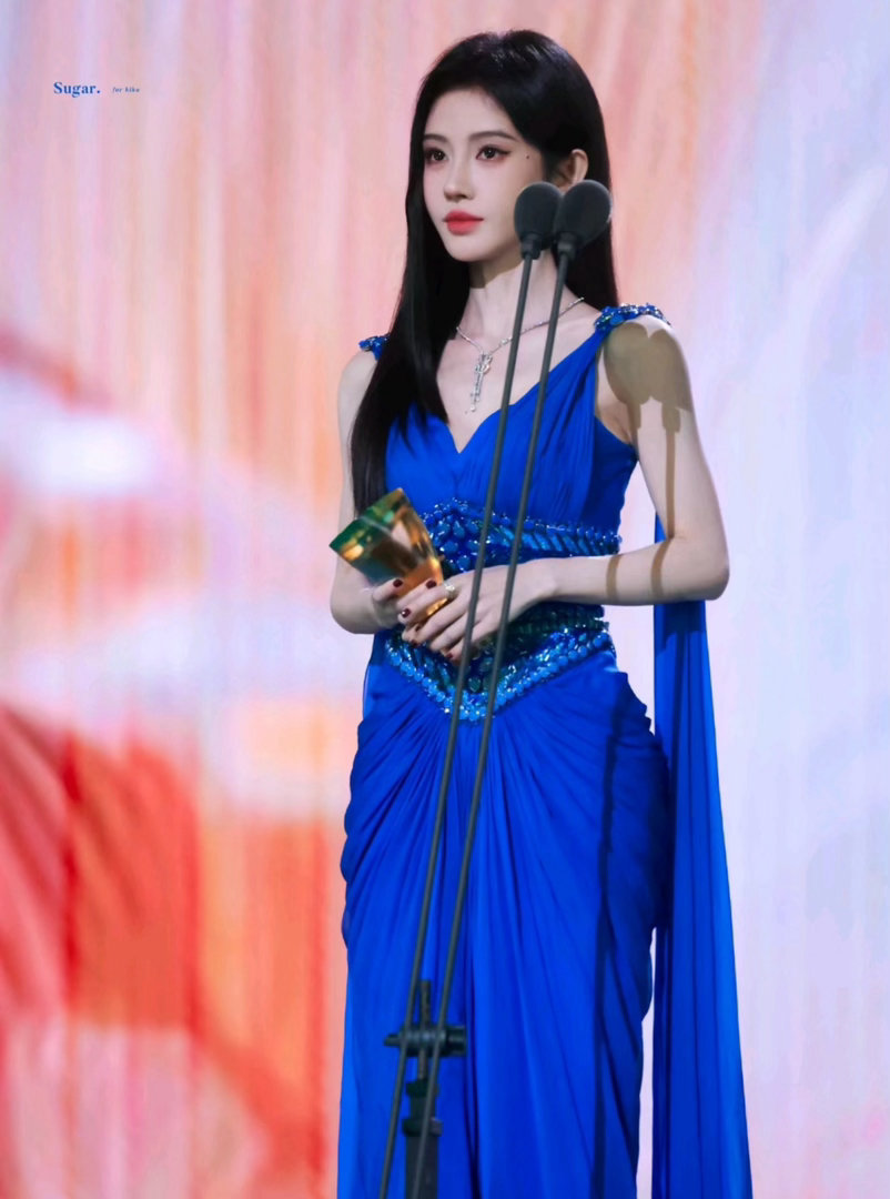 赵露思鞠婧祎好像双子姐妹花，两个人真的越来越像了！这套蓝裙子造型都快分不清谁是谁