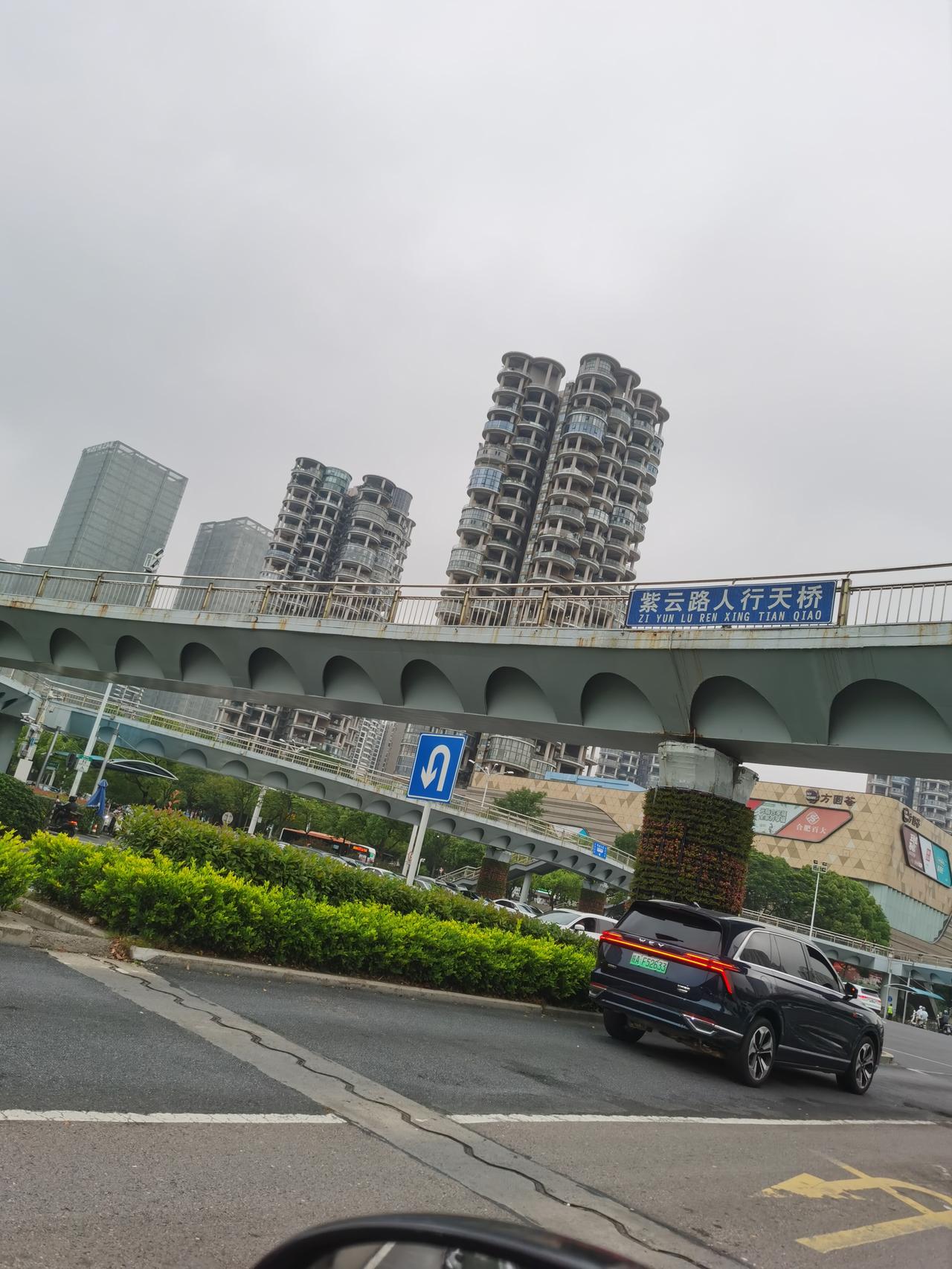 合肥最早的第四代住宅生不逢时，看起来毫无美感。紫云路和徽州大道交口的几栋楼，也算