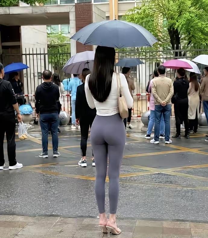 幼儿园门口，是妈妈接娃还是奶奶接娃，对比太明显了，真是让人一看便知啊！