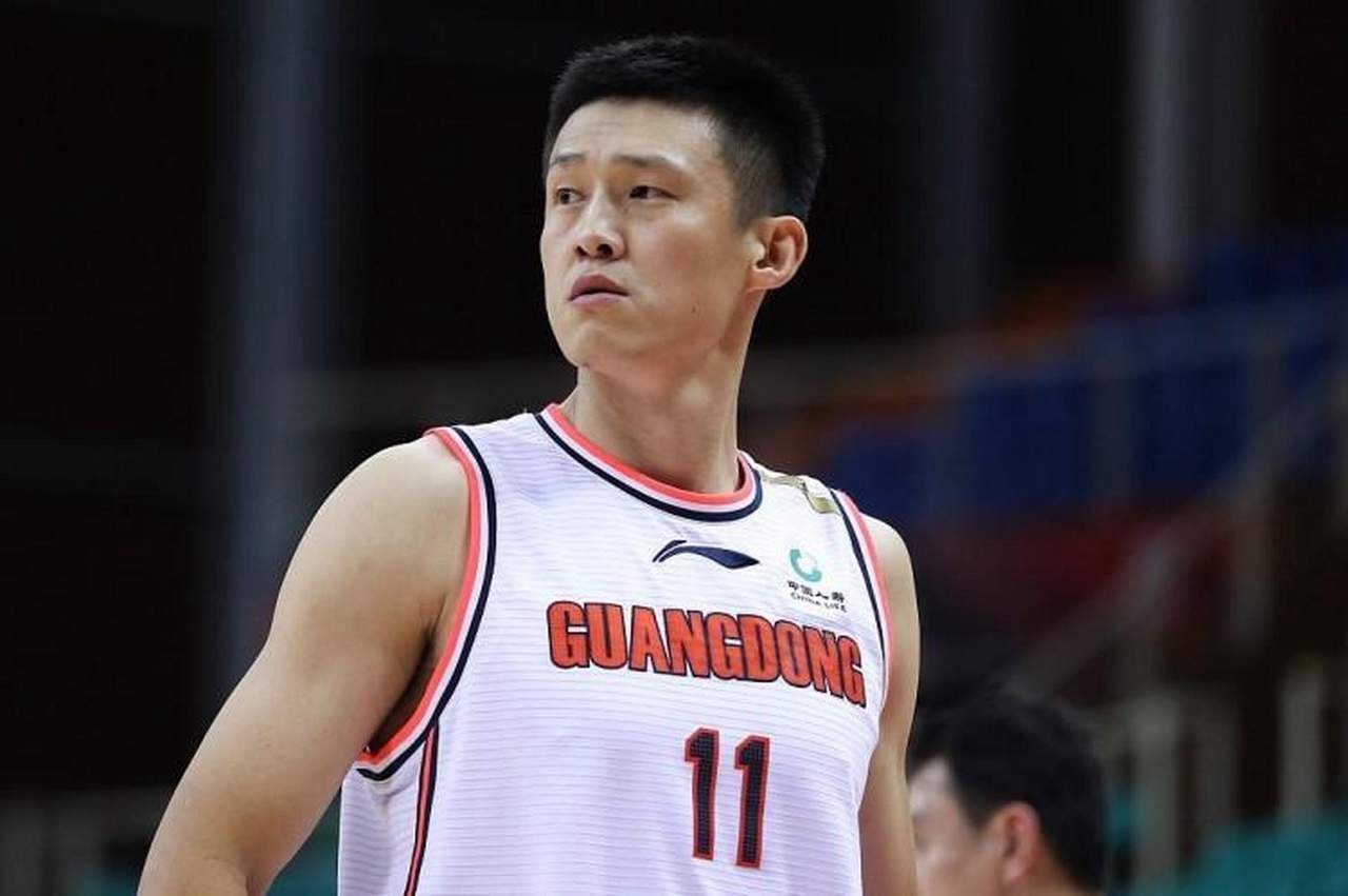 周鹏泪洒赛场！广东男篮101：65战胜浙江男篮，杜锋兑现夺冠承诺，带领球队轻松拿