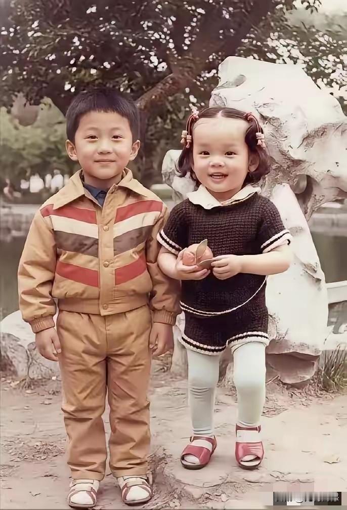 照片中女孩的额头太宽了，一看就是一个非常聪明的孩子，不知道这是一张真实的照片，还