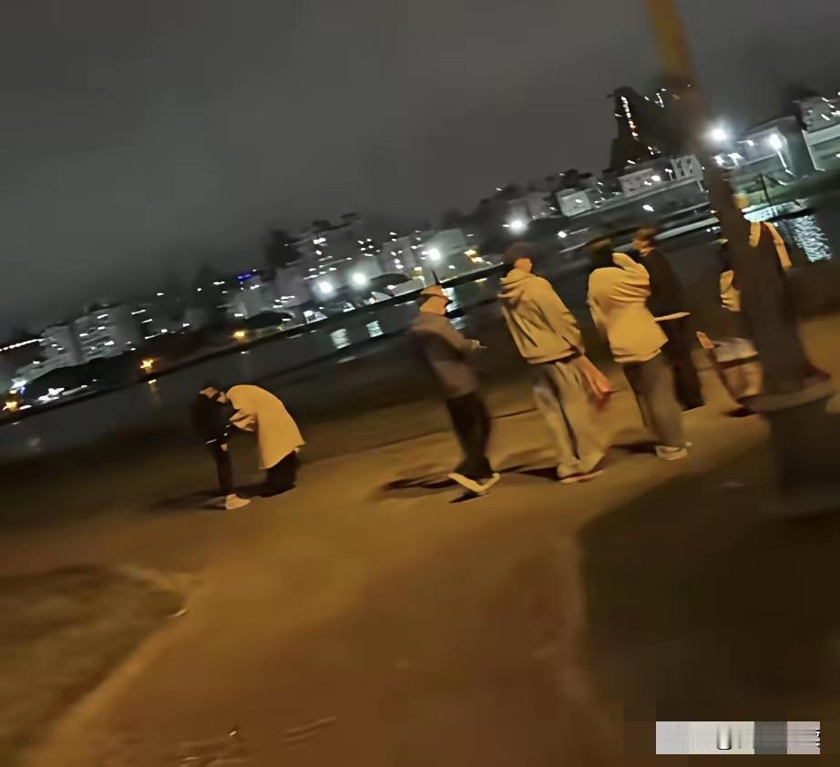 看到这张合家欢真为战兰感到难过只有这一个儿子拼死拼活为了他70+还在日